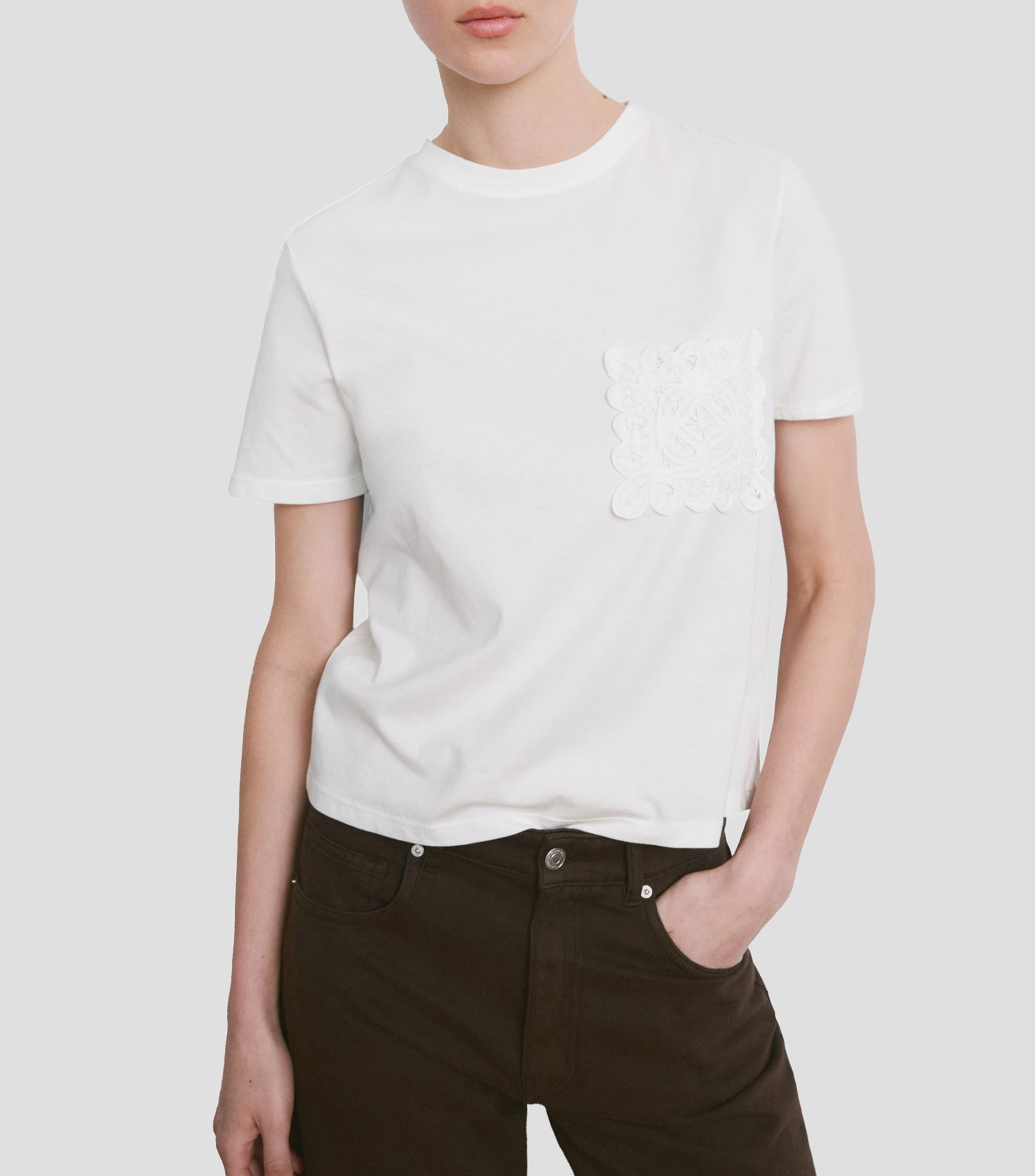Playera cuello redondo manga corta con bordado sólido Mujer
